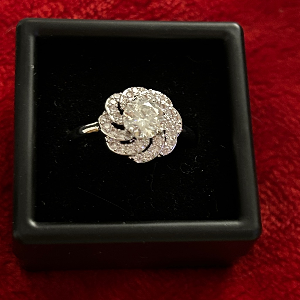 Luxury Moissanite Diamond Floral Ring Size 9 90$